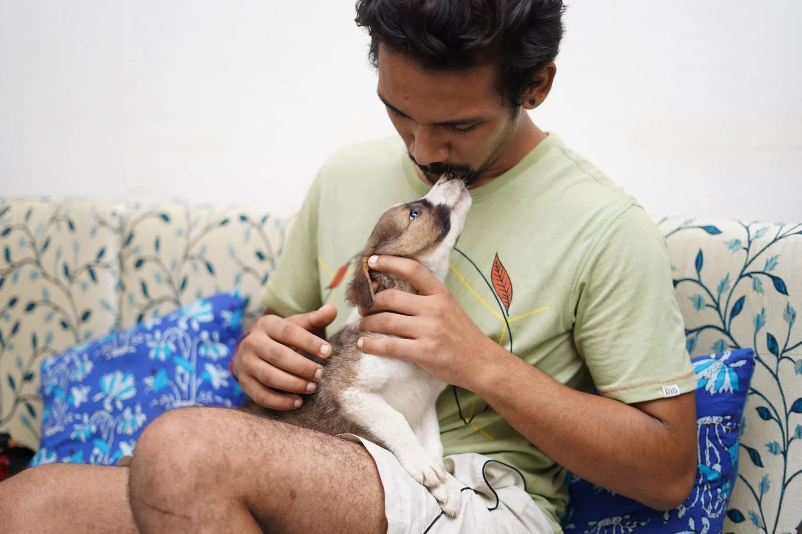 Homem com cachorro no colo